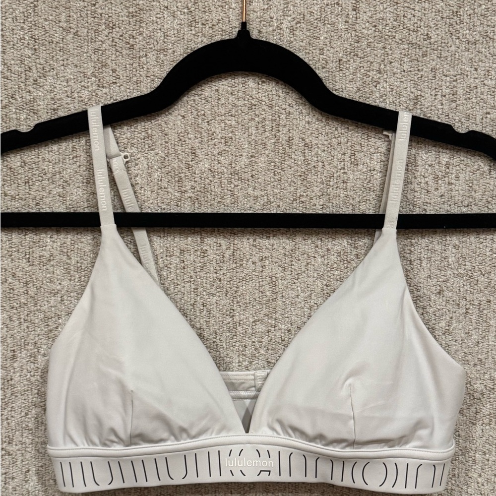 Lululemon License to Train Bra A/B cup. Size 6, NWT.